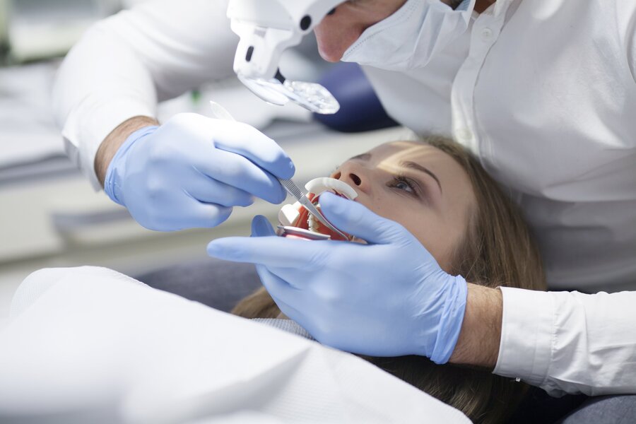 Ablauf einer Implantation – Zu festen Zähnen in nur wenigen Schritten bei Dr. Sales in Köln