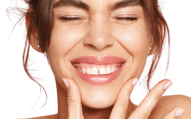 Kleine Fehlstellung der Zähne können mit Inivisalign komfortabel und unauffällig korrigiert werden. Zahnarzt Köln Dr. Sales